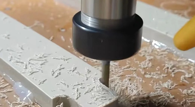 PEEK_vs._Metal_in_CNC_Machining.jpg